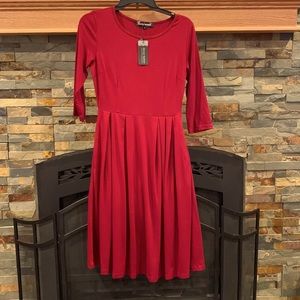 Cotton burgundy dress with pockets.